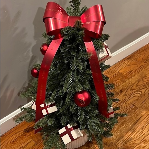 Victoria’s Secret Christmas display tree - Picture 1 of 9